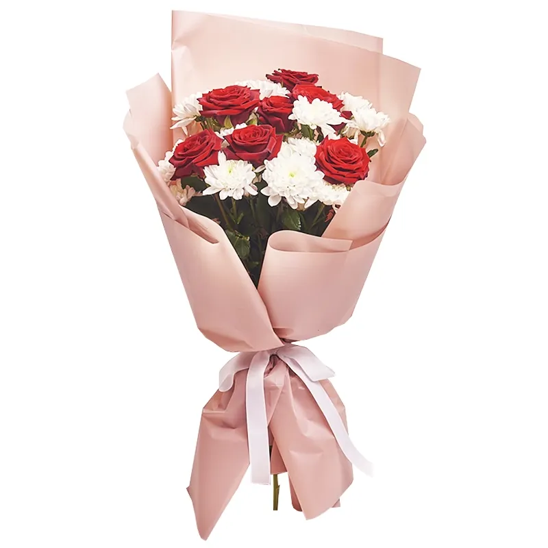 Букет из хризантем белого цвета и 7 красных роз